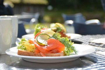 Toastbrot mit Lachs, Rührei und Dill