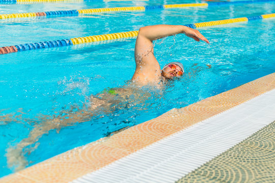 Man swimming crawl style in the pool