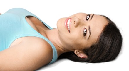 Obraz premium Portrait of a Smiling Young Woman Lying on the Back