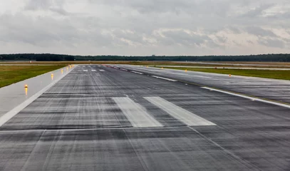 Lichtdoorlatende gordijnen Luchthaven lege landingsbaan op de passagiersluchthaven in de regen