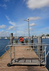 Bootssteg im Hafen von Burgstaaken auf der Insel Fehmarn in der Ostsee