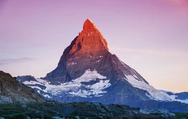 Fototapete Matterhorn Matterhorn-Gipfel bei Sonnenaufgang. Schöne Naturlandschaft in der Schweiz. Gebirgslandschaft zur Sommerzeit