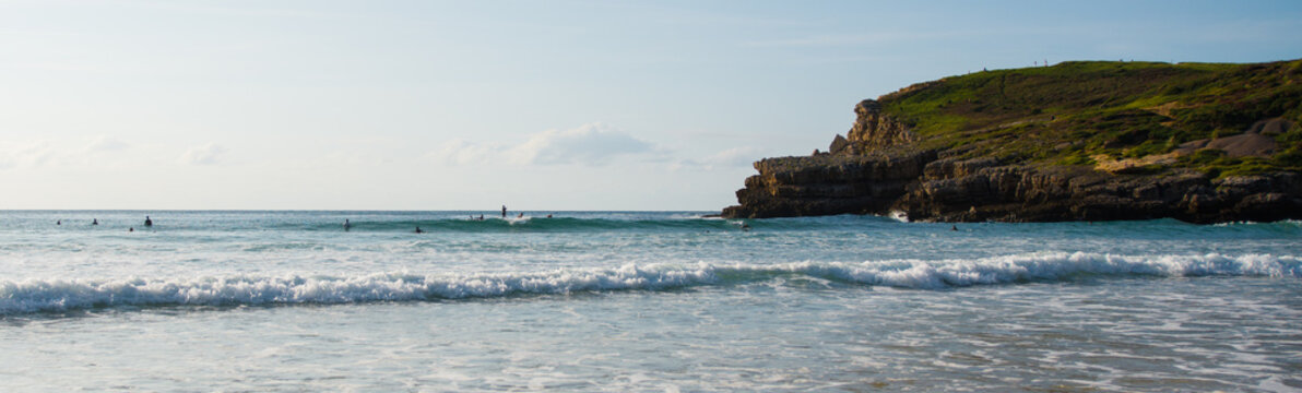 Surfer am Strand von Suances in Nordspanien