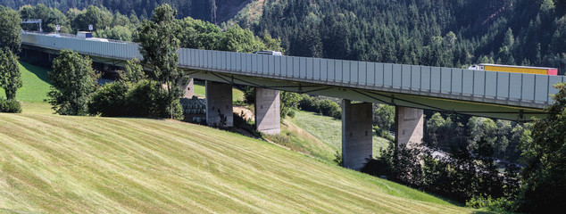 Lärmschutzwand an einer Autobahnbrücke - Panorama
