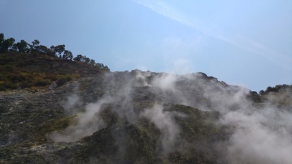 Fumerolle à la Solfatare dans la ville de Pouzolles en Italie