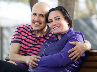 Naklejka premium Couple sitting together on bench