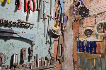 panel de herramientas en viejo taller de automotores
