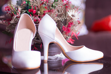 zapato de novia y anillo de casada
