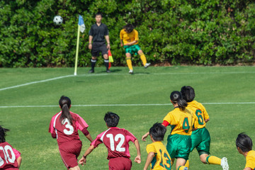 女子サッカー試合風景