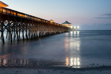 Obraz premium Early morning at Folly Beach Pier