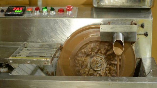 Recirculating chocolate machine