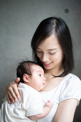 赤ちゃんを抱いた母親