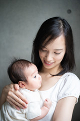 赤ちゃんを抱いた母親