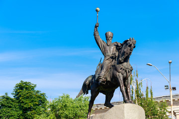 Fototapeta premium Monument to hetman Petro Konashevych-Sahaidachny at Kontraktova Square in Kyiv, Ukraine