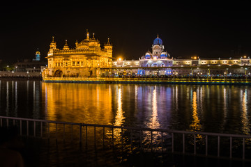 Fototapeta na wymiar Sikh Golden temple by night in Amritsar, India
