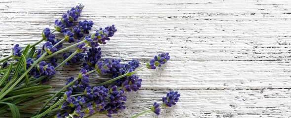 Photo sur Plexiglas Lavande Lavender on wooden background top view