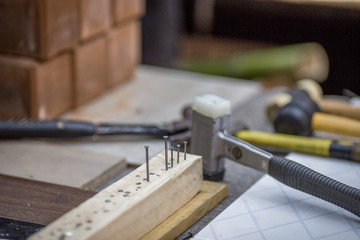 The use of equipment, for the woodworking of the technician, there are several depending on the use (nails, hammers, saws, steel wood lock)