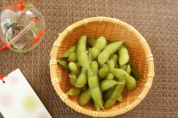 竹ざるに盛られた茹でた枝豆
