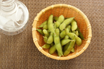 竹ざるに盛られた茹でた枝豆
