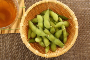 竹ざるに盛られた茹でた枝豆