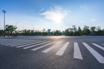 Obraz premium city skyline with emtpy asphalt road