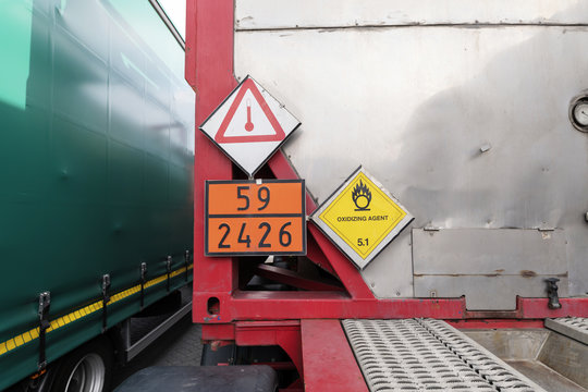 Gefahrgutschilder an einem Container auf einem LKW - Trailer