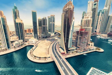 Foto auf Acrylglas Mittlerer Osten Antenne tagsüber Skyline von Dubai Marina, Vereinigte Arabische Emirate, mit Wolkenkratzern in der Ferne. Szenischer Reisehintergrund.