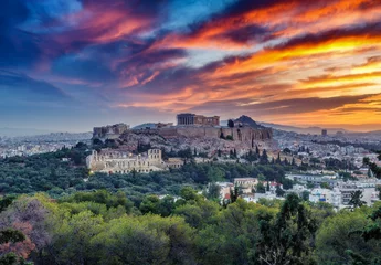  Bekijk op de Akropolis in Athene, Griekenland, bij zonsopgang. Schilderachtige reisachtergrond met dramatische hemel. © Funny Studio