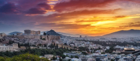 Foto op Canvas Panoramisch uitzicht op de Akropolis in Athene, Griekenland, bij zonsopgang. Schilderachtige reisachtergrond met dramatische hemel. © Funny Studio