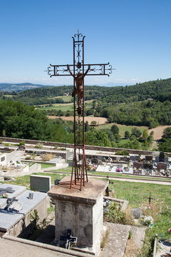 Christ en croix surplombant un cimetière de campagne