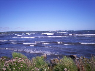 rauhes Klima, Küste mit schaumigen Wellen 