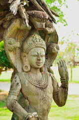 Obraz premium Wooden Buddha Statue in the Park