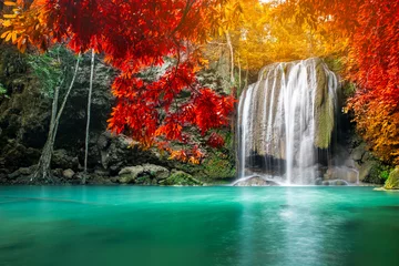 Zelfklevend Fotobehang Verbazingwekkende schoonheid van de natuur, waterval bij kleurrijk herfstbos © totojang1977