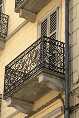 balcone in ferro battuto casa antica, italia