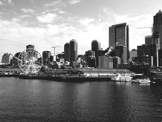 Fototapeta premium Skyline Seattle downtown on Ferries, Black and white, Lake, Seattle Great Wheel, USA, Washington State AUGUST 2018