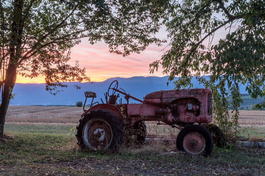 Vieux tracteur et coucher de soleil