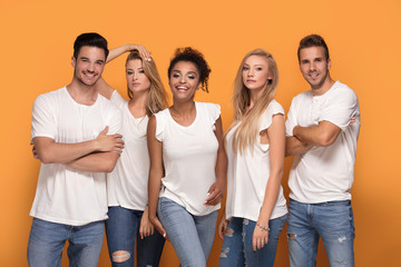Obraz premium Group of beautiful friends posing together in studio.