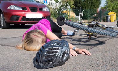 Fototapeta na wymiar Radfahrerin liegt bewusstlos am Boden