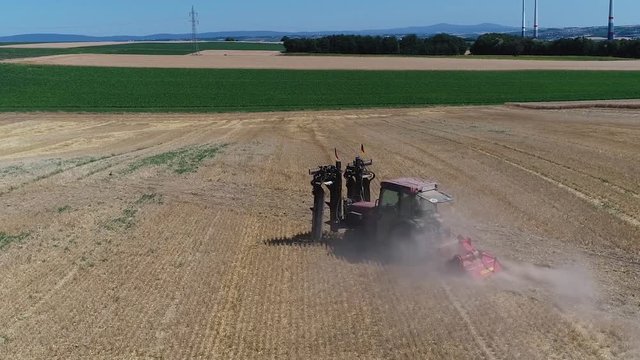 Bauer Traktor Feldarbeit