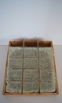 Seife in der Form,seife, selbsgemacht, form, natron, hobby, abdecken, kochen, gartenseife, oliven&ouml;l, wasser, &ouml;kologisch, &ouml;k&ouml;, retro, ausgeh&ouml;hlt, urlaub, gew&uuml;rz, grunge, &ouml;l, holzform, 