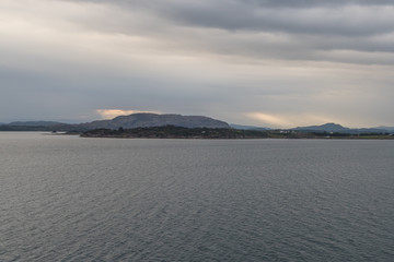 Fjord in Norwegen an einem bewölkten Morgen