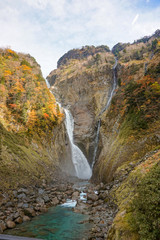 Obraz premium Japanese waterfall, Autumn Shomyo Falls in Toyama. 日本の滝 秋の称名滝 富山県立山町