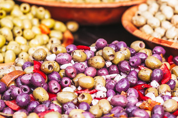 Assortiment d'olives vertes et noires avec des poivrons