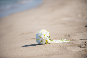 砂浜とウェディングブーケ
