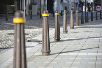 車道と歩道の境界の杭