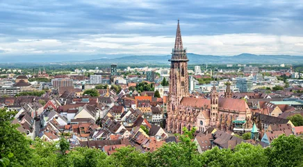 Deurstickers Luchtpanorama van Freiburg im Breisgau met kathedraal op de voorgrond, Duitsland © bbsferrari