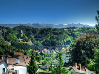 Fototapeta na wymiar Panorama sur la ville de Fribourg et les Alpes, Fribourg, Suisse