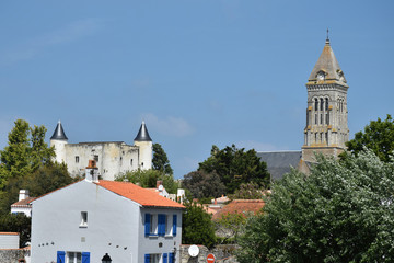 Château et église Saint-Philbert à Noirmoutier, Vendée, Pays de la Loire, France.