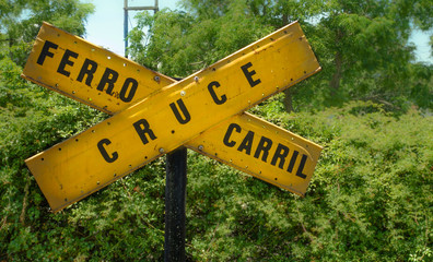 sinaliza&ccedil;&atilde;o antiga de cruzamento f&eacute;rreo. escrito: cruzamento, trilho do trem