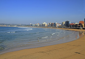 beach of San Lorenzo at Gijon city bank